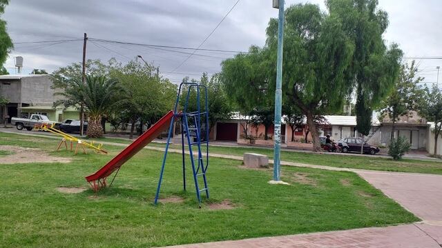 Anoche en la plaza del barrio Los Toneles de Godoy Cruz una nena de 12 años que jugaba en el predio resultó herida por un tiro en una pierna. Gentileza