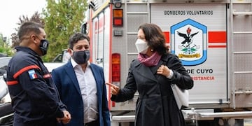 La embajadora de Francia, Claudia Scherer Effose, visitó el cuartel de Bomberos Voluntarios de Luján de Cuyo.