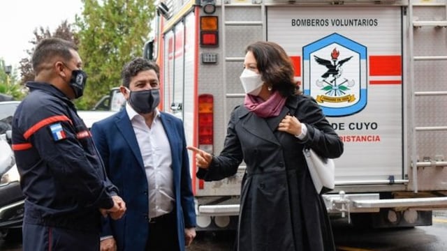 La embajadora de Francia, Claudia Scherer Effose, visitó el cuartel de Bomberos Voluntarios de Luján de Cuyo.