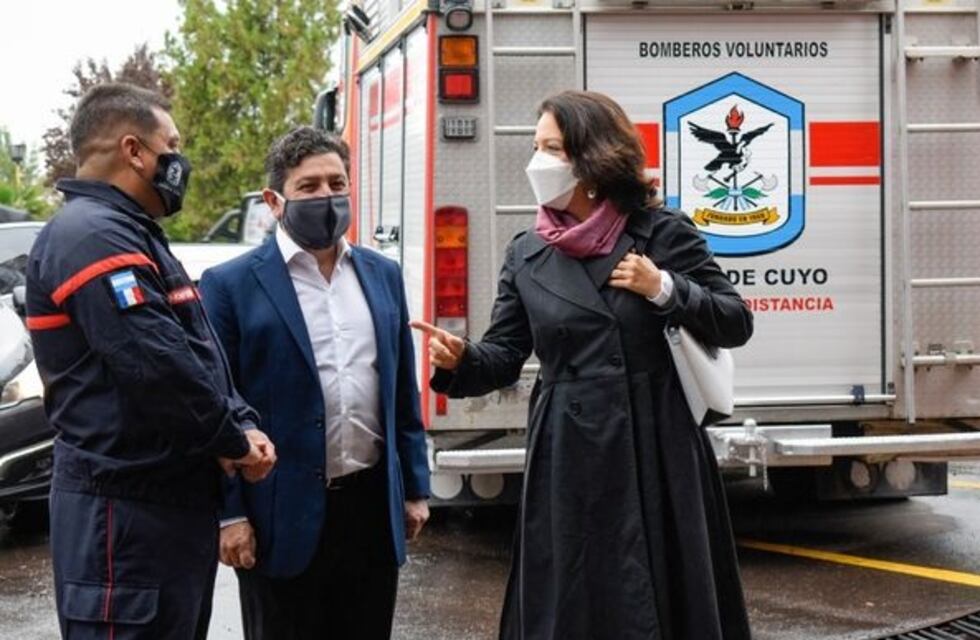 La embajadora de Francia visitó el cuartel de Bomberos de Luján de Cuyo