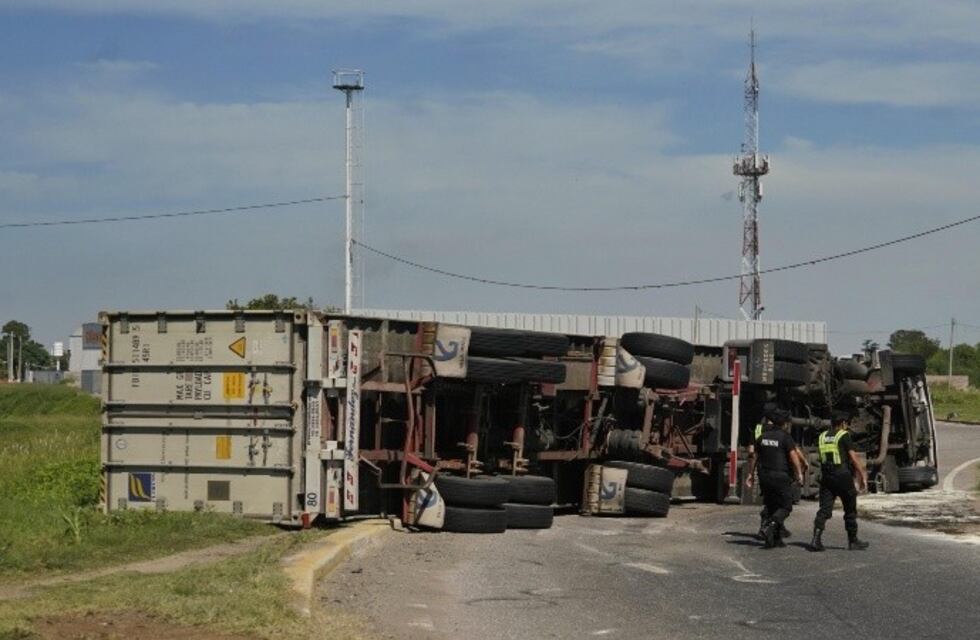 Susto en Circunvalación de Rosario: volcó su camión intentando escapar de un robo