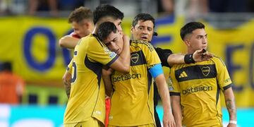 Miguel Merentiel (centro) de Boca Juniors se retira desconsolado de la cancha tras la derrota 2-1 ante el Bayern Múnich en el Mundial de Clubes, el viernes 20 de junio de 2025, en Miami Gardens. (AP Foto/Rebecca Blackwell)