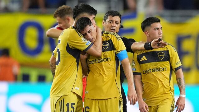 Miguel Merentiel (centro) de Boca Juniors se retira desconsolado de la cancha tras la derrota 2-1 ante el Bayern Múnich en el Mundial de Clubes, el viernes 20 de junio de 2025, en Miami Gardens. (AP Foto/Rebecca Blackwell)