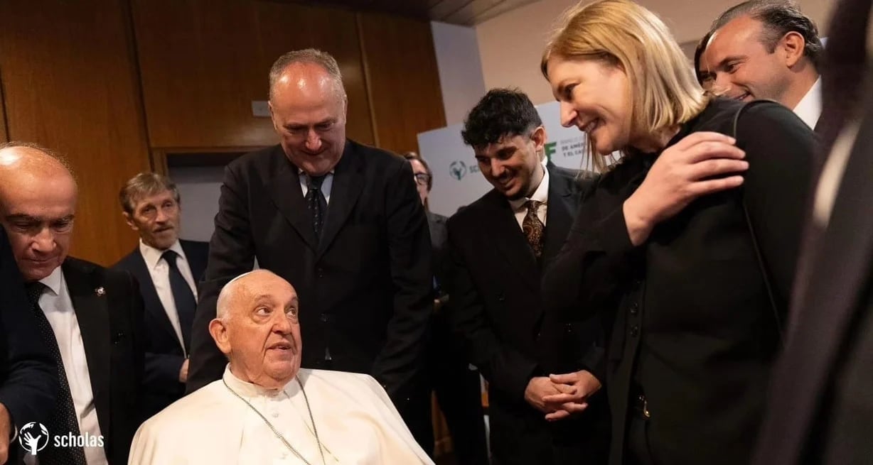 Gisela Scaglia junto al Papa Francisco.