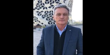 Adrián Walker, intendente de Miramar de Ansenuza, en las afueras del Centro Cívico de Córdoba.