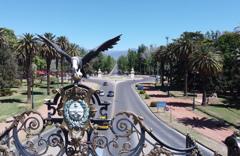 Fatal accidente vial en Mendoza: un motociclista murió al no poder esquivar el choque de una camioneta y un auto