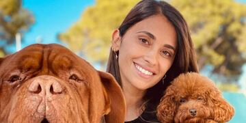 La rosarina tiene 34 años y adoptó al caniche como compañero del enorme Hulk.