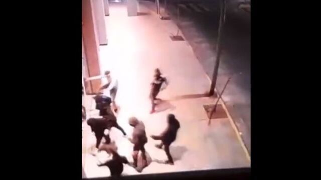 Al menos 10 delincuentes rompieron el vidrio de una concesionaria y se robaron motos.