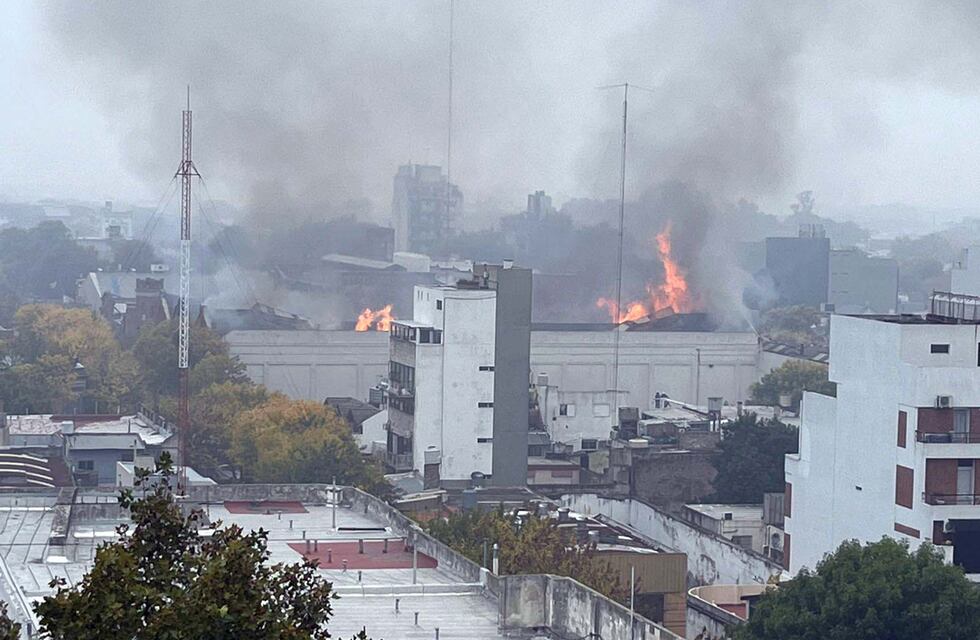 Otra vez, voraz incendio en Iron Mountain: no hay víctimas pero se cayó el techo y una pared