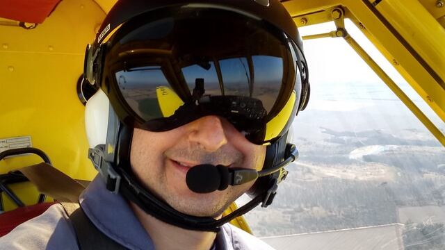 Ariel Kern, piloto cordobés que colabora en el combate al fuego en Corrientes.