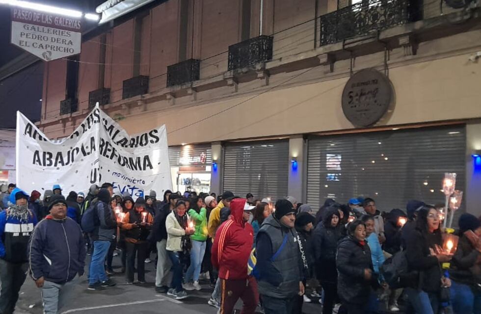 El reclamo docente se corporizó en una nueva “marcha de antorchas” en Jujuy