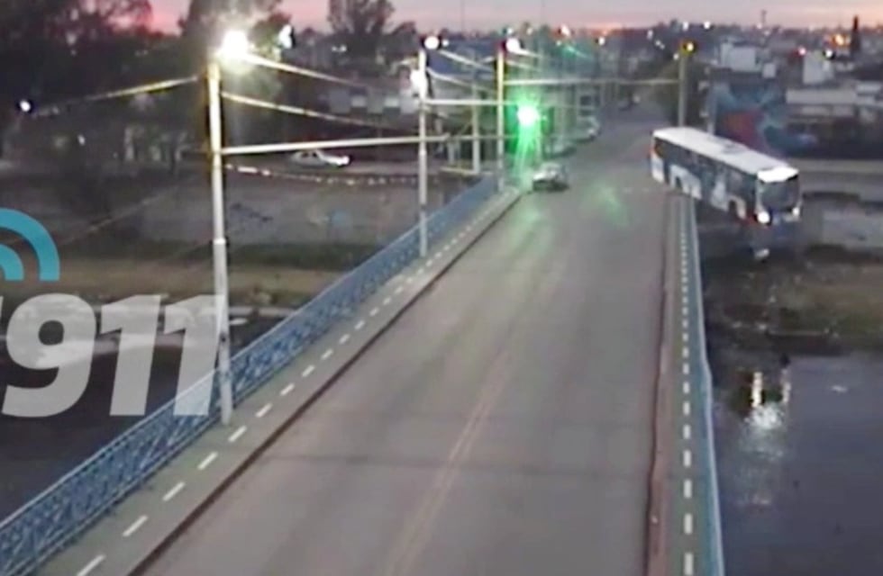 Habló un pasajero del trole que cayó a la vera del Río Suquía: “El colectivo voló”