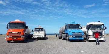 Realizan operativo de distribución de agua en los barrios con camiones