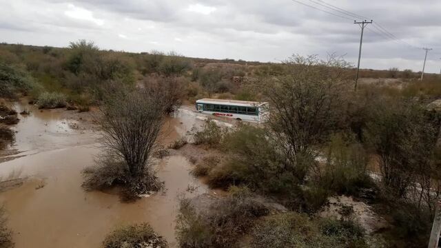 El colectivo quedó varado en la pasada de agua.