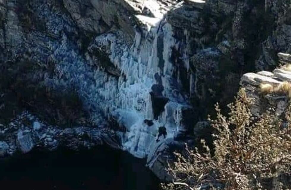 Se congeló una impresionante cascada de 30 metros de altura en Córdoba