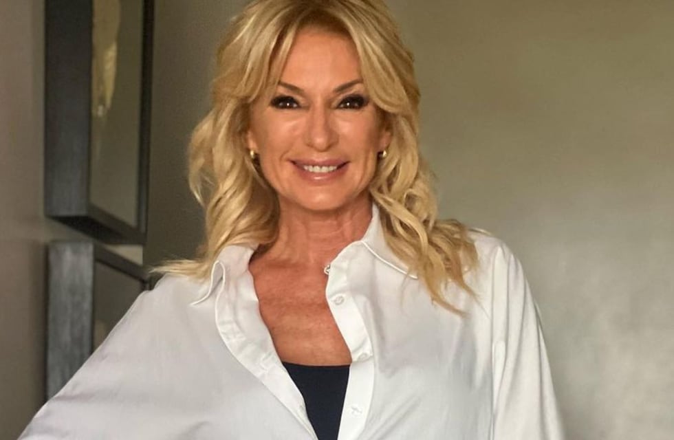 Yanina Latorre posó en microbikini al rojo vivo desde la playa a los 54 años