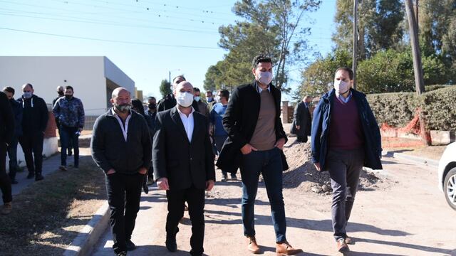 Visita. Martín Gill, junto a Federico Alesandri, recorrieron el complejo turístico de Embalse.