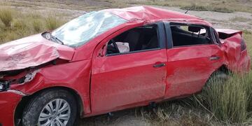 Un hombre volcó con su auto