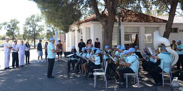 Sorpresivo concierto en el ingreso del Hospital Naval Puerto Belgrano