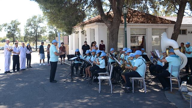Sorpresivo concierto en el ingreso del Hospital Naval Puerto Belgrano