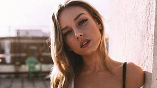 Total white y transparencias: Ester Expósito paralizó Instagram con un look infartante