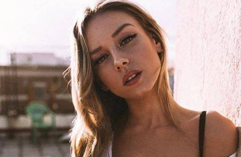 Total white y transparencias: Ester Expósito paralizó Instagram con un look infartante