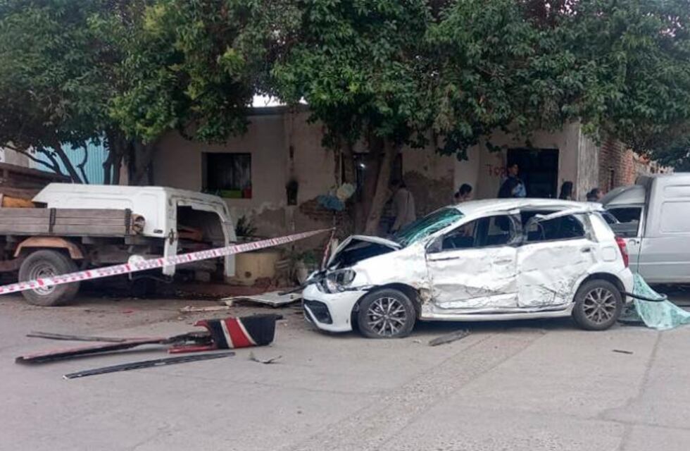 Video: un joven de 17 años escapaba de la Policía en Córdoba, y chocó con un colectivo