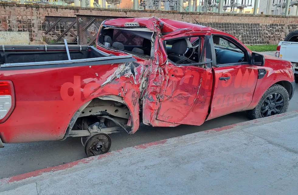 Impresionante siniestro en pleno centro de Córdoba: una camioneta hizo “aquaplaning”