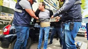 El ciudadano chino fue detenido con fajos de dólares alrededor de su cuerpo. (Afip)