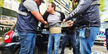 El ciudadano chino fue detenido con fajos de dólares alrededor de su cuerpo. (Afip)