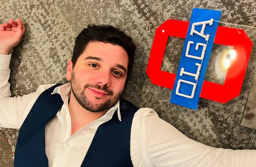 Quién es “El Goni”, el productor de Olga que es viral con sus desopilantes apariciones en vivo