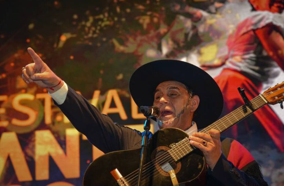 El Chaqueño Palavecino brilló en la apertura del “Festival Nacional de Jineteada y Folklore de Diamante”