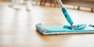 Chau a los pelos en el piso: los tres trucazos para eliminarlos definitivamente y tener la casa limpia