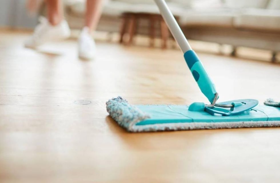 Chau a los pelos en el piso: los tres trucazos para eliminarlos definitivamente y tener la casa limpia