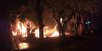 San Javier: precaria vivienda quedó reducida a cenizas por un incendio.