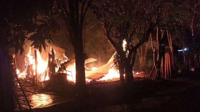 San Javier: precaria vivienda quedó reducida a cenizas por un incendio.