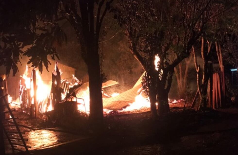 San Javier: precaria vivienda quedó reducida a cenizas por un incendio