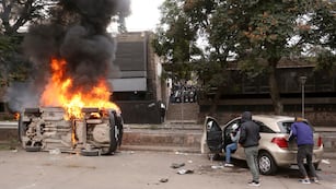 Frente a uno de los anexos de la Legislatura los manifestantes tumbaron un automóvil y lo prendieron fuego, como también saquearon varios vehículos particulares que estaban estacionados en el sector.