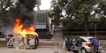 Frente a uno de los anexos de la Legislatura los manifestantes tumbaron un automóvil y lo prendieron fuego, como también saquearon varios vehículos particulares que estaban estacionados en el sector.