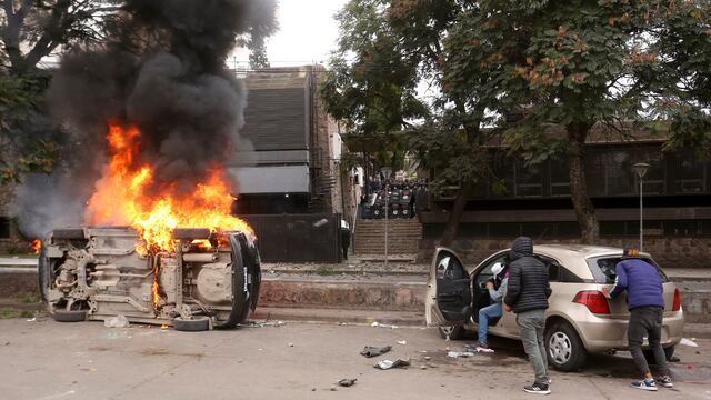 Frente a uno de los anexos de la Legislatura los manifestantes tumbaron un automóvil y lo prendieron fuego, como también saquearon varios vehículos particulares que estaban estacionados en el sector.