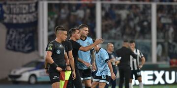 Pablo Vegetti no ocultó su bronca con Julio Buffarini en el clásico cordobés (Facundo Luque y Pedro Castillo).