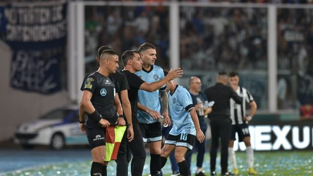 Pablo Vegetti no ocultó su bronca con Julio Buffarini en el clásico cordobés (Facundo Luque y Pedro Castillo).