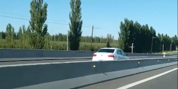 Un Volkswagen Voyage blanco yendo en contramano por la Ruta 22