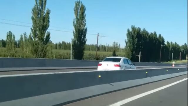 Un Volkswagen Voyage blanco yendo en contramano por la Ruta 22