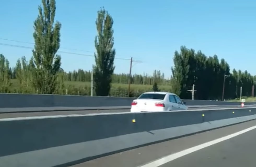 Peligro en la Ruta 22: lo filmaron manejando en contramano