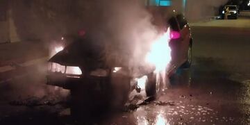 Vehículo incendiado en la vía pública en Arroyito