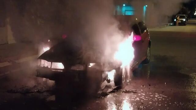 Vehículo incendiado en la vía pública en Arroyito