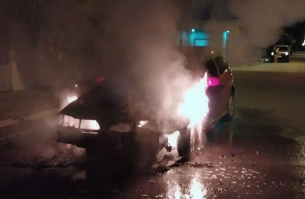 Arroyito: se incendió un vehículo en la vía pública y fue sofocado por bomberos