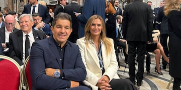 La periodista rosarina asistió a la Basílica San Pedro junto a su pareja Leonardo Squarzon.