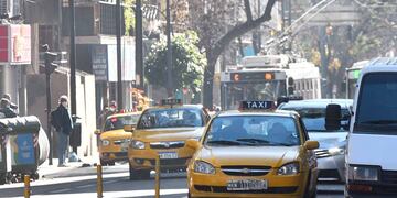 Movimiento de taxis y transporte público en el centro de la ciudad de Córdoba. (Pedro Castillo/ La Voz)